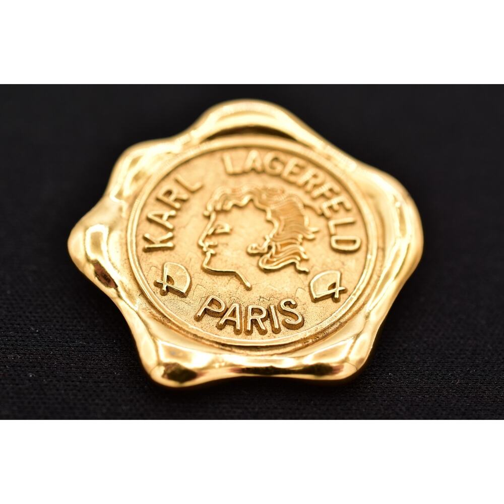 Karl Lagerfeld Vintage 1.25" Logo Seal Brooch Paris Medallion Gold Signed Bin5B - Picture 4 of 12